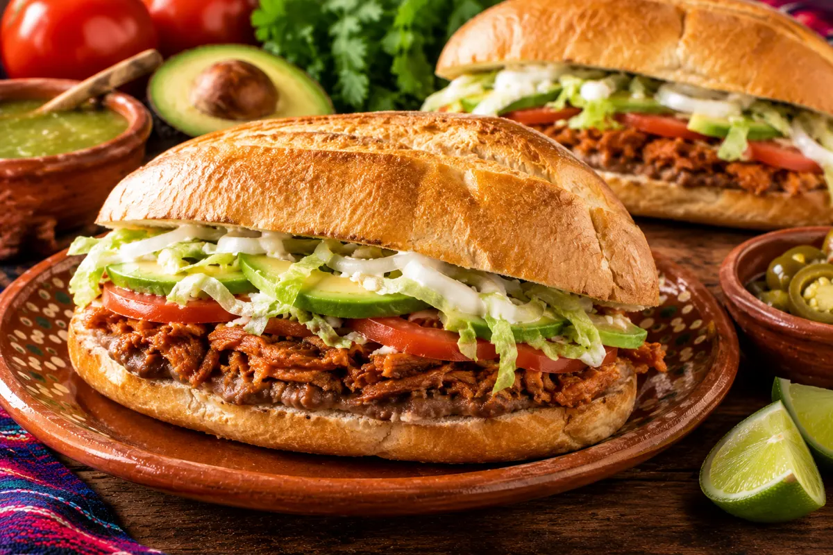Torta con carne, aguacate y jitomate